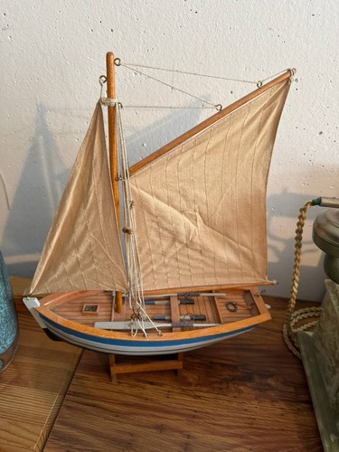 Handgefertigtes holz segelboot - holz,